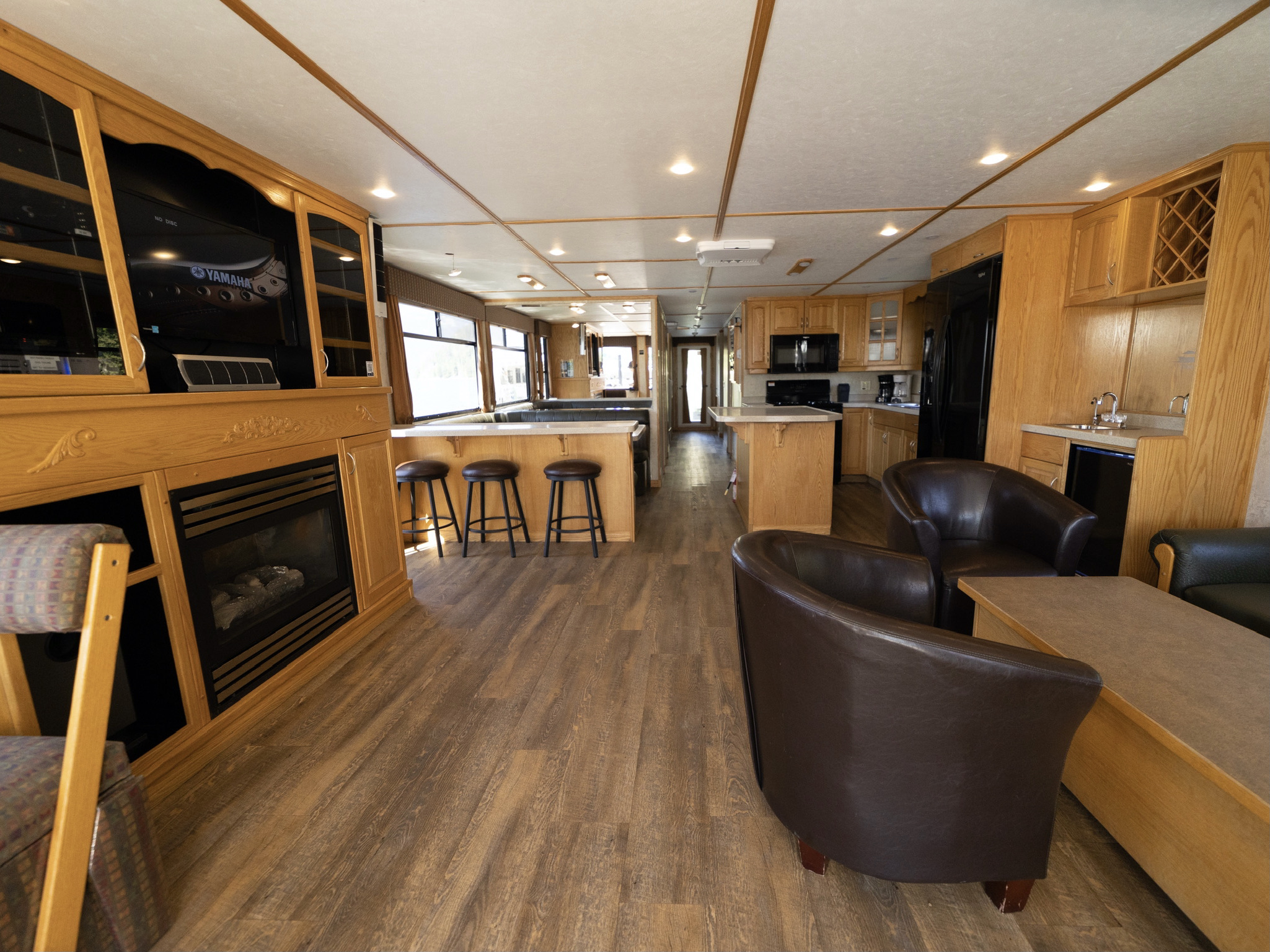 Spacious salon and galley inside the Sueños Houseboat