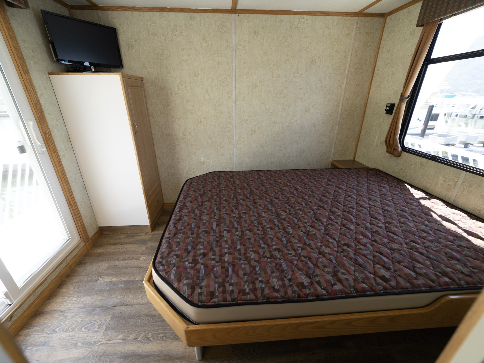 Private queen stateroom on the Sueños Houseboat