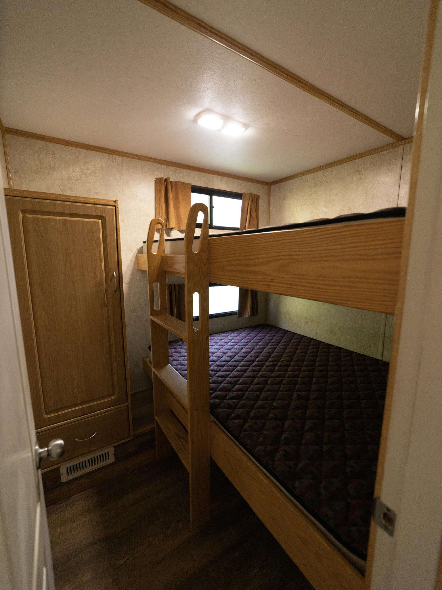 Bunkroom on the Sueños Houseboat